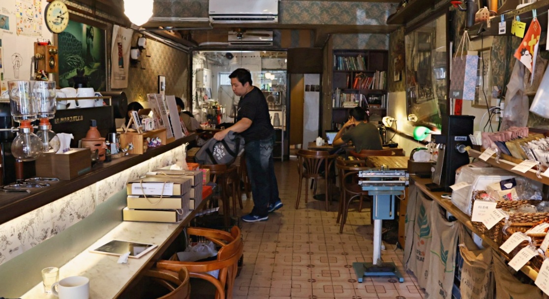 景美咖啡廳|聞山咖啡景美店:40年老字號不限時咖啡廳,〈傷心咖啡店之歌〉原型 - 第3張圖 景美咖啡廳推薦|聞山咖啡景美店交通環境