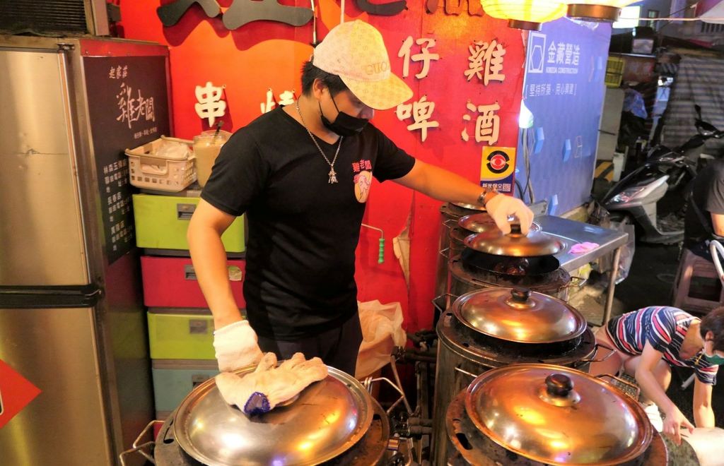 【台北桶仔雞推薦】起家莊雞老闆士林夜市店,用人蔘泡澡的美味桶 雞老闆士林夜市店店長