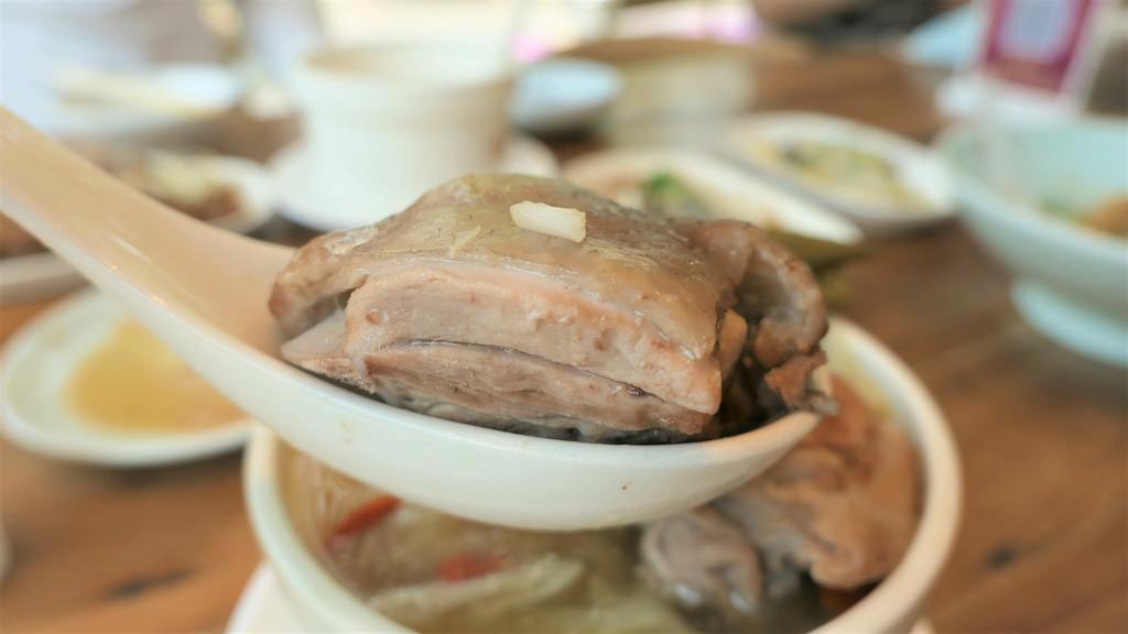 雙月剝皮辣椒雞湯