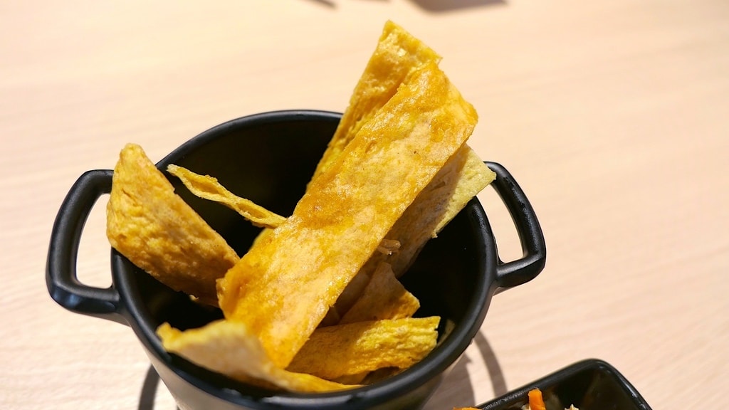 【新莊拉麵】赤初中華拉麵新莊店｜小菜放題吃到飽，料多到湯匙舀