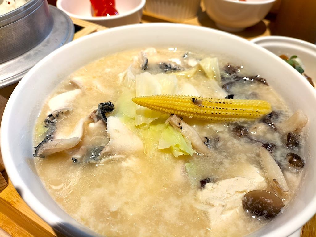 【新莊拉麵】赤初中華拉麵新莊店｜小菜放題吃到飽，料多到湯匙舀