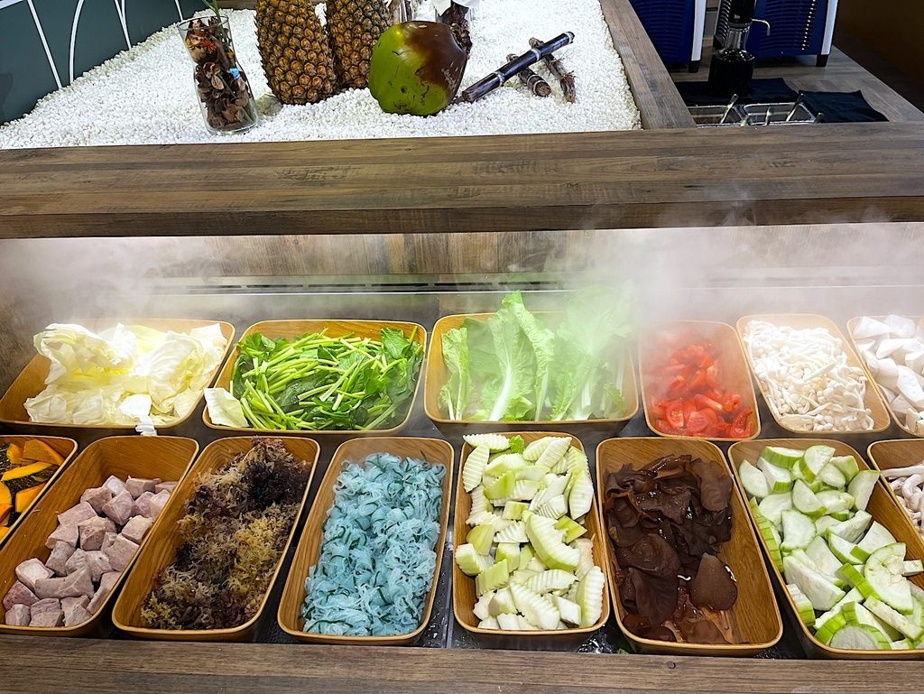 【台北信義區美食】汆食作伙鍋統一時代店,多種特色自熬湯底,季 【台北信義區美食】汆食作伙鍋統一時代店,多種特色自熬湯底,季