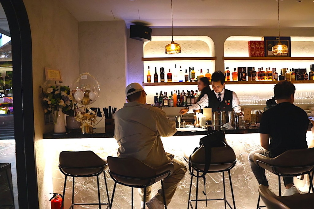 【信義區餐酒館推薦】Twilight餐酒館,信義安和新開幕酒 信義安和餐酒館Twilight餐酒館吧台