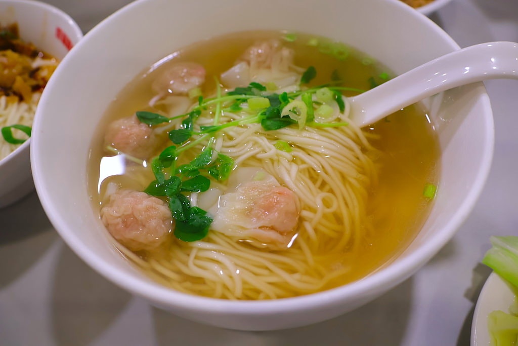 【奇福扁食永康東門總店】台北東門站人氣美食,令人上癮的炒手扁 鮮蝦扁食湯
