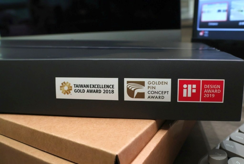 【螢幕掛燈推薦】 BenQ ScreenBar——無頻閃無藍 不佔空間的極簡質感外型更榮獲 iF 國際大獎