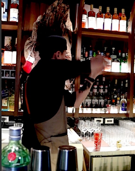 MUIM放感情一整排吧台區，可近距離欣賞bartender精湛的調酒。