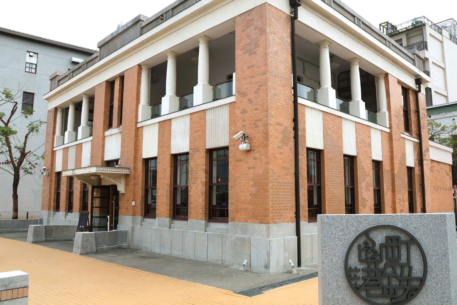 哈瑪星咖啡廳|新濱·駅前——百年三和銀行咖啡廳菜單推薦,重溫高雄大正浪漫風華 - 第2張圖 新濱·駅前交通