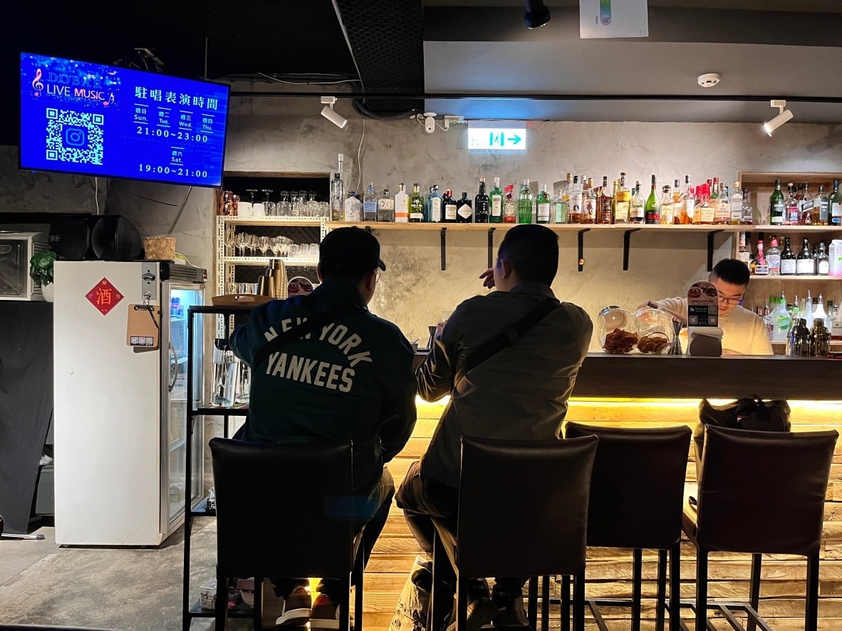 台北平價酒吧|獨角落Dobar 北車店——dcard學生小資族推薦的台北平價餐酒館、駐唱酒吧,義大利麵燉飯140元起 - 第4張圖