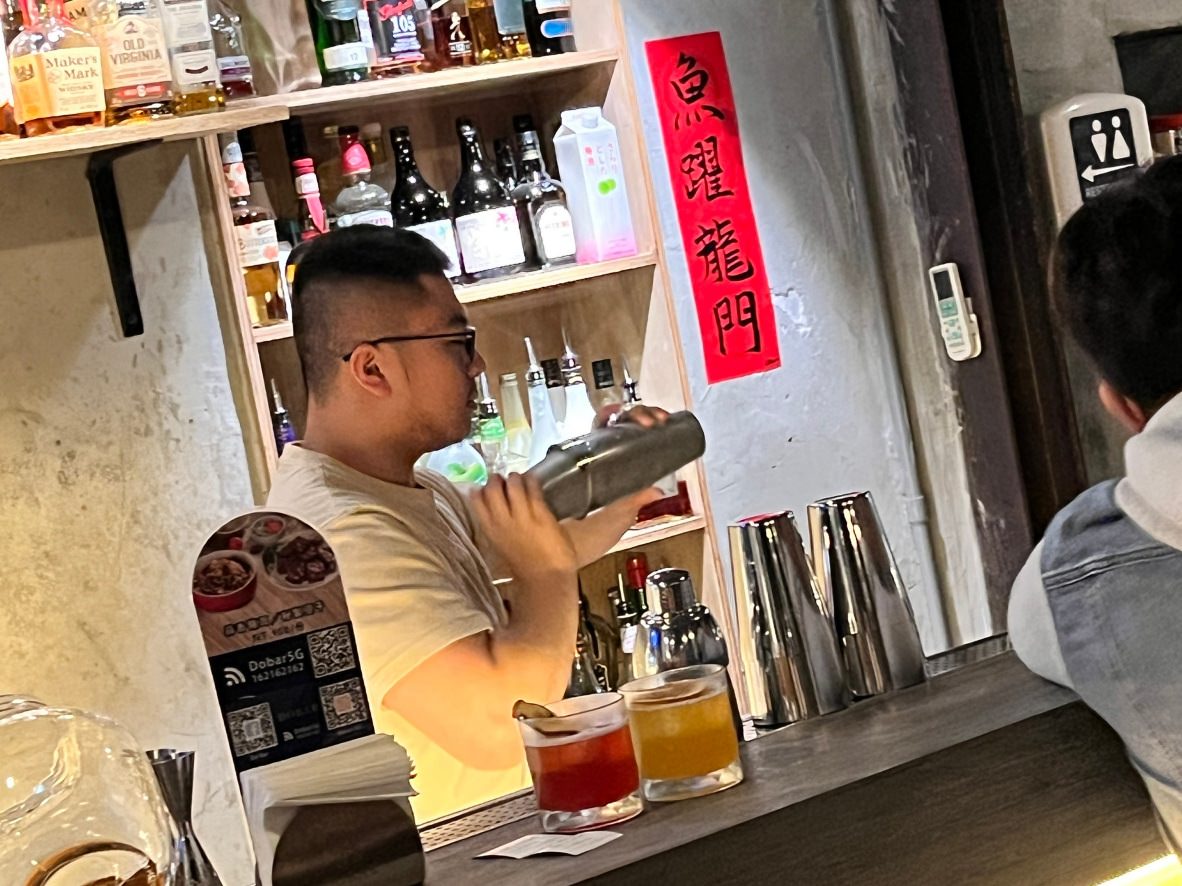 台北平價酒吧|獨角落Dobar 北車店——dcard學生小資族推薦的台北平價餐酒館、駐唱酒吧,義大利麵燉飯140元起 - 第8張圖
