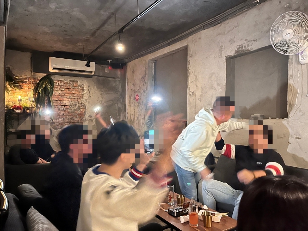 台北平價酒吧|獨角落Dobar 北車店——dcard學生小資族推薦的台北平價餐酒館、駐唱酒吧,義大利麵燉飯140元起 - 第41張圖