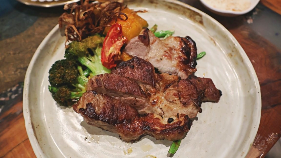 台東餐酒館|強強廚房台東創始店 John John’s Kitchen——高人氣台東市區酒吧餐廳評論,適約會聚餐慶生 - 第15張圖 強強廚房 主廚馬告豬排單人套餐