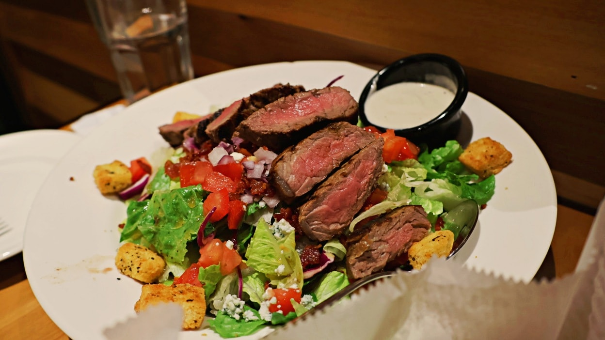 台北東區牛排推薦｜Texas Roadhouse 德州鮮切牛排復興店——全球首間供應早餐分店，麵包花生無限供應