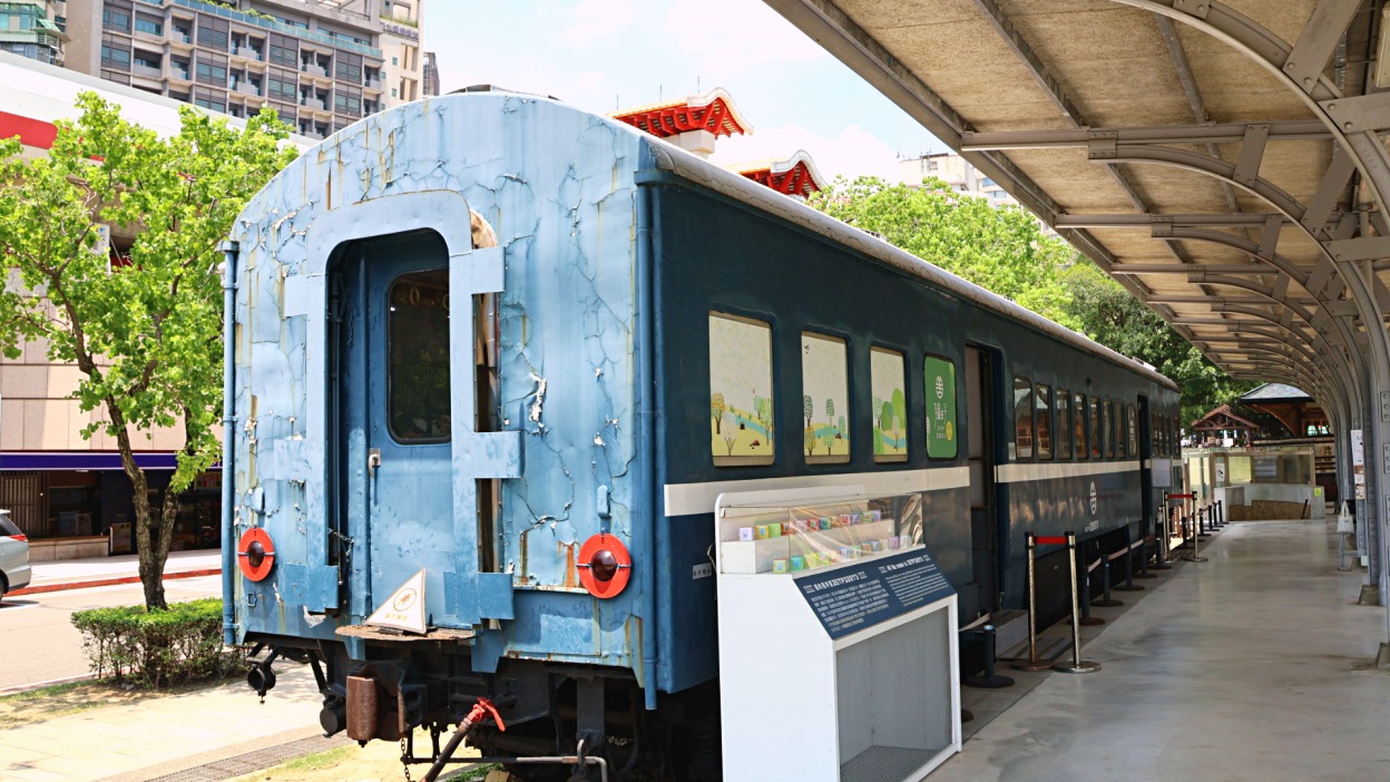 新北投車站後方展示台鐵35TP32850型三等普通客車