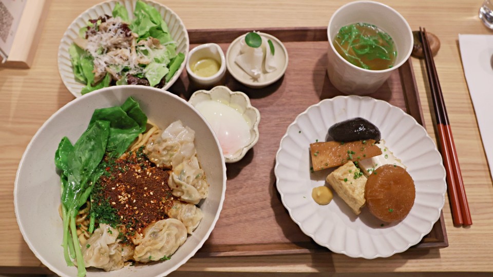 古亭素食|小小樹食 0km山物所——米其林綠星蔬食餐廳、百年建築和王德傳茶莊強強聯手,附菜單 - 第22張圖 十二香皮蛋剝皮辣椒炒手麵