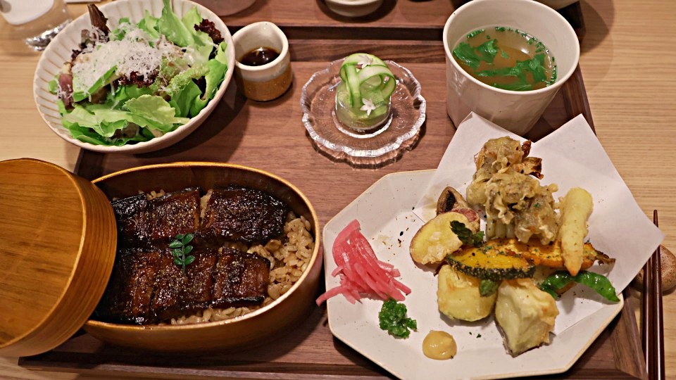 古亭素食|小小樹食 0km山物所——米其林綠星蔬食餐廳、百年建築和王德傳茶莊強強聯手,附菜單 - 第17張圖 照燒筍香茄子炊飯