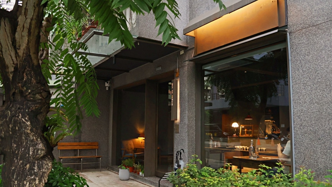 金華街咖啡廳|Out Of Office Coffee Roastery 不在辦公室金華店——洗鍊幽靜,許多人心中金華街No.1咖啡廳 - 第2張圖