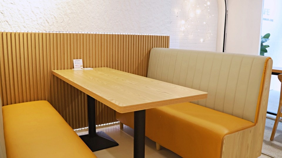 信義區不限時咖啡廳|信義天辰咖啡 Xinyi Greeze Cafe——平假日不限時每桌有插座,美味蔬食菜單 - 第9張圖 信義天辰 Xinyi Greeze Cafe環境