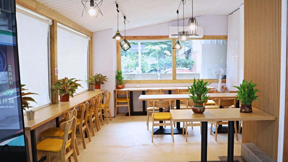 信義區不限時咖啡廳|信義天辰咖啡 Xinyi Greeze Cafe——平假日不限時每桌有插座,美味蔬食菜單 - 第11張圖 天辰咖啡戶外座位
