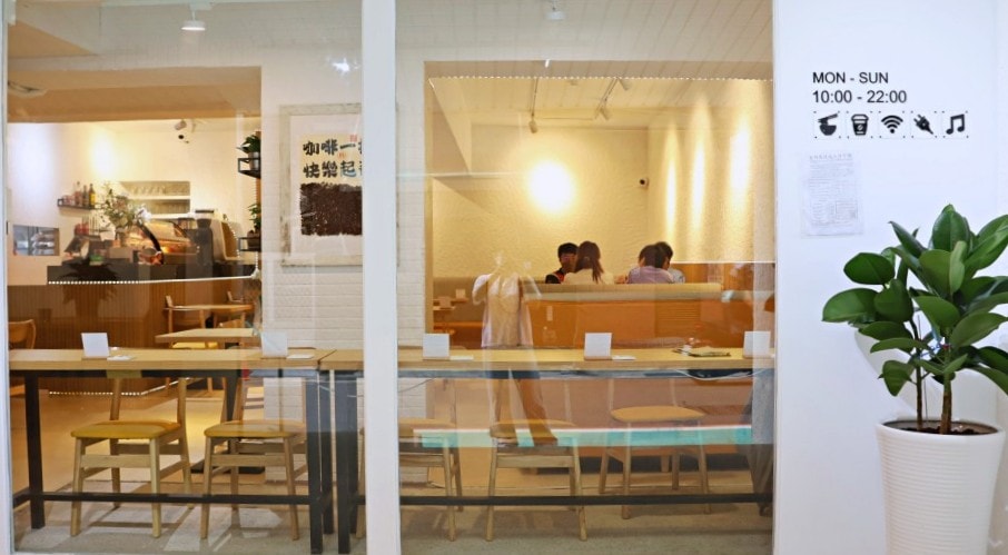 信義區不限時咖啡廳|信義天辰咖啡 Xinyi Greeze Cafe——平假日不限時每桌有插座,美味蔬食菜單 - 第4張圖 信義天辰 Xinyi Greeze Cafe環境
