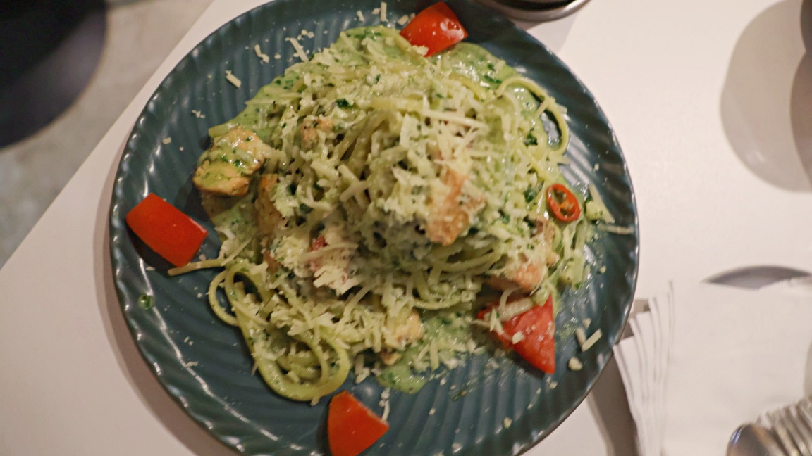 奶油青醬鮭魚麵