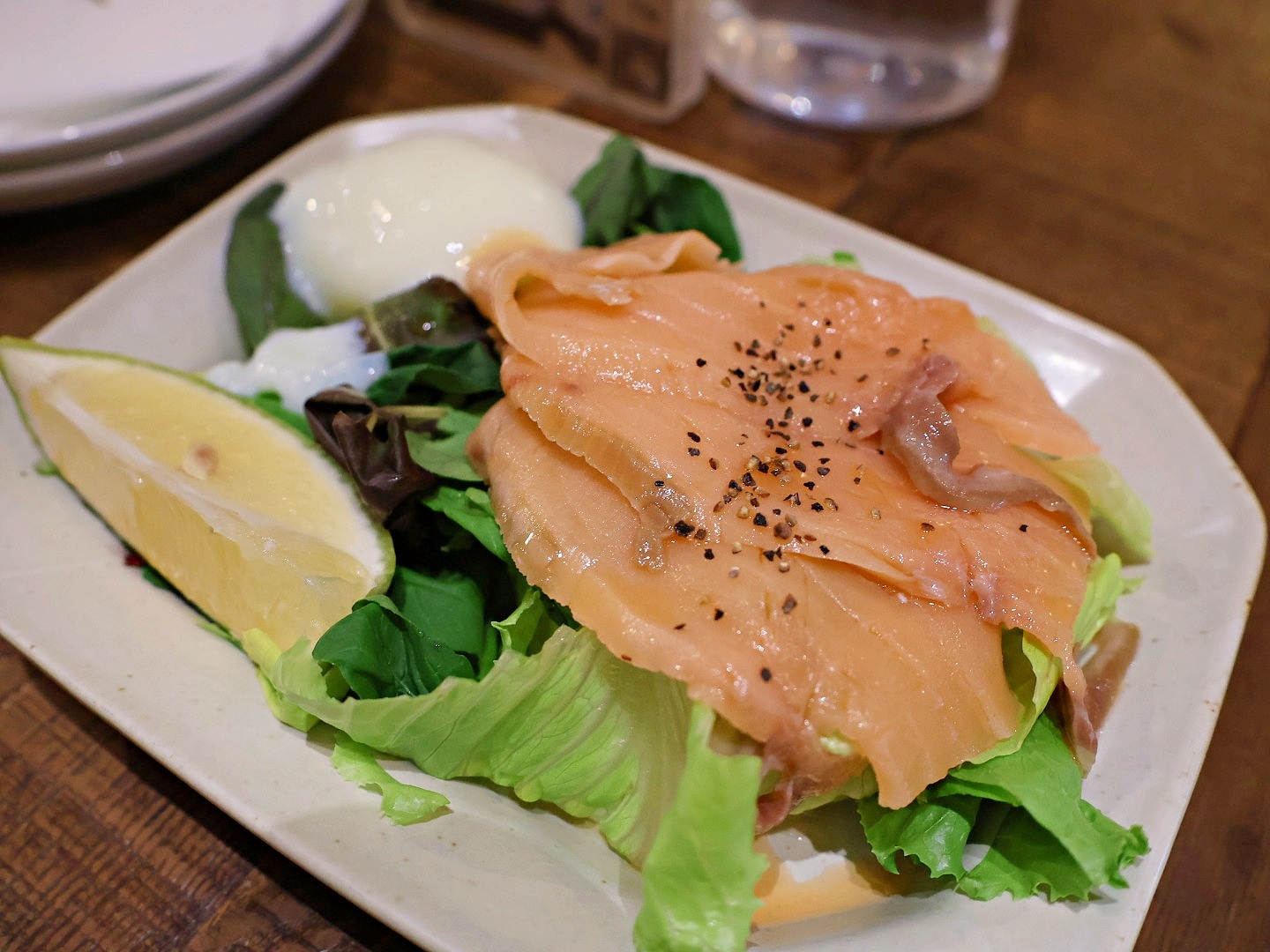 赤峰街義大利麵|waku waku pasta 赤峰店——平日都要排隊的高人氣中山義大利麵 - 第17張圖 燻鮭魚芝麻葉