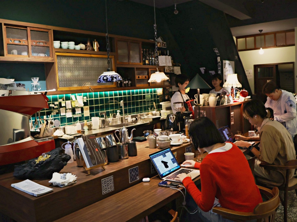 幻猻家珈琲 Pallas Cafe roaster コー ヒー ショップ ——獨特魅力與美味,破1000高分評論 - 第3張圖 迪化街老宅咖啡廳|幻猻家珈琲 Pallas Cafe 環境