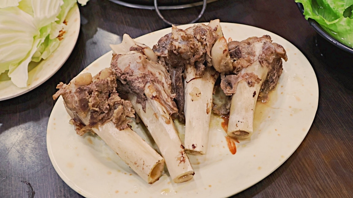 板橋羊肉爐|疆山炭燒羊肉爐板橋店——無羶味湯頭溫潤甘甜,華江橋下人氣新北羊肉爐 - 第24張圖