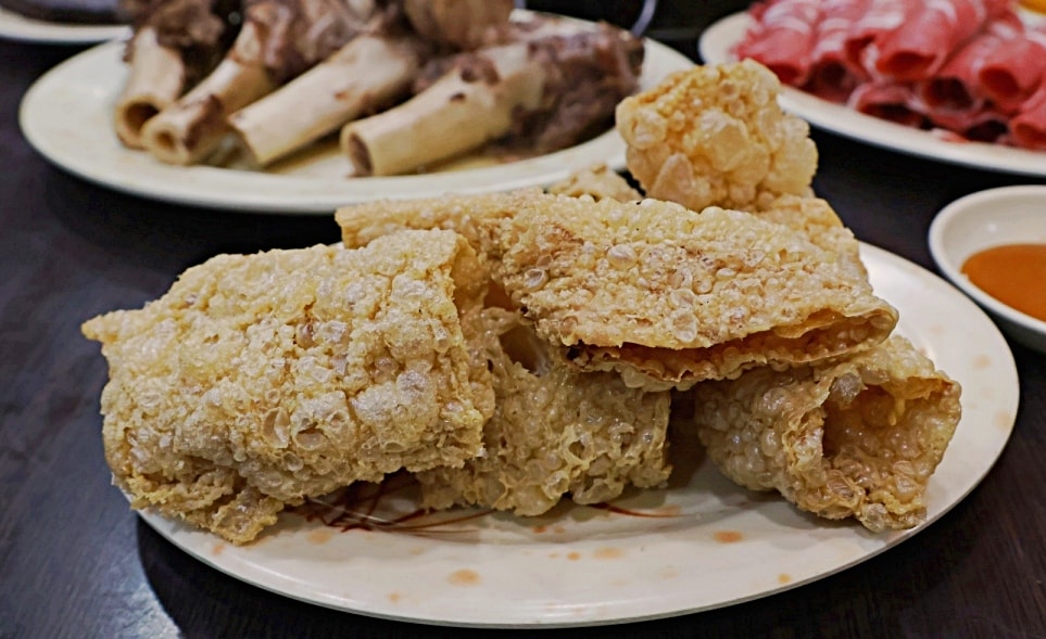板橋羊肉爐|疆山炭燒羊肉爐板橋店——無羶味湯頭溫潤甘甜,華江橋下人氣新北羊肉爐 - 第30張圖