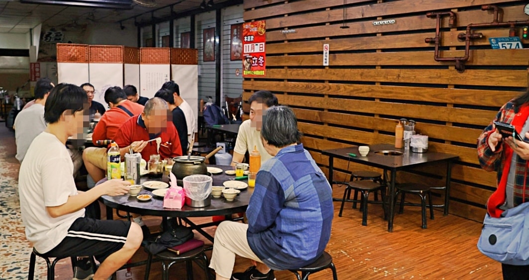 板橋羊肉爐|疆山炭燒羊肉爐板橋店——無羶味湯頭溫潤甘甜,華江橋下人氣新北羊肉爐 - 第5張圖