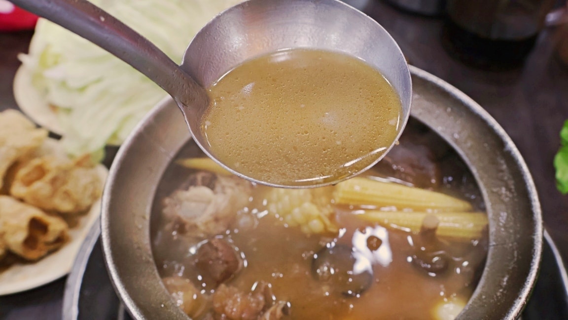 板橋羊肉爐|疆山炭燒羊肉爐板橋店——無羶味湯頭溫潤甘甜,華江橋下人氣新北羊肉爐 - 第15張圖
