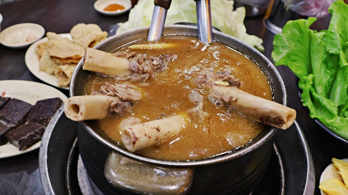 板橋羊肉爐|疆山炭燒羊肉爐板橋店——無羶味湯頭溫潤甘甜,華江橋下人氣新北羊肉爐 - 第25張圖