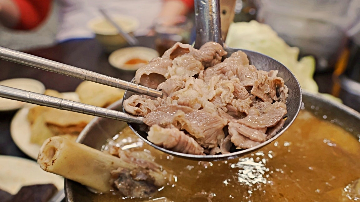 板橋羊肉爐|疆山炭燒羊肉爐板橋店——無羶味湯頭溫潤甘甜,華江橋下人氣新北羊肉爐 - 第22張圖