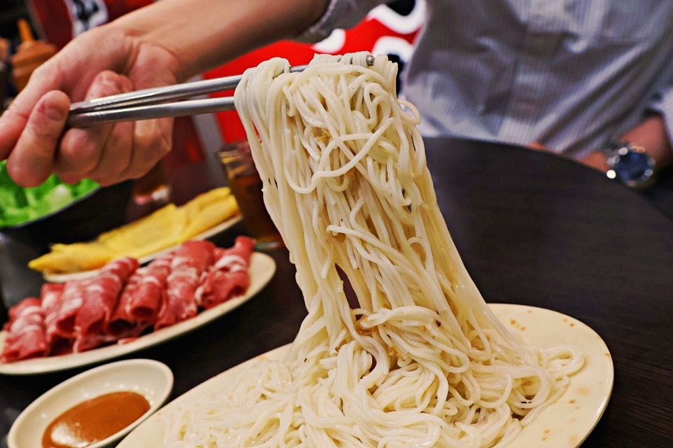 板橋羊肉爐|疆山炭燒羊肉爐板橋店——無羶味湯頭溫潤甘甜,華江橋下人氣新北羊肉爐 - 第29張圖