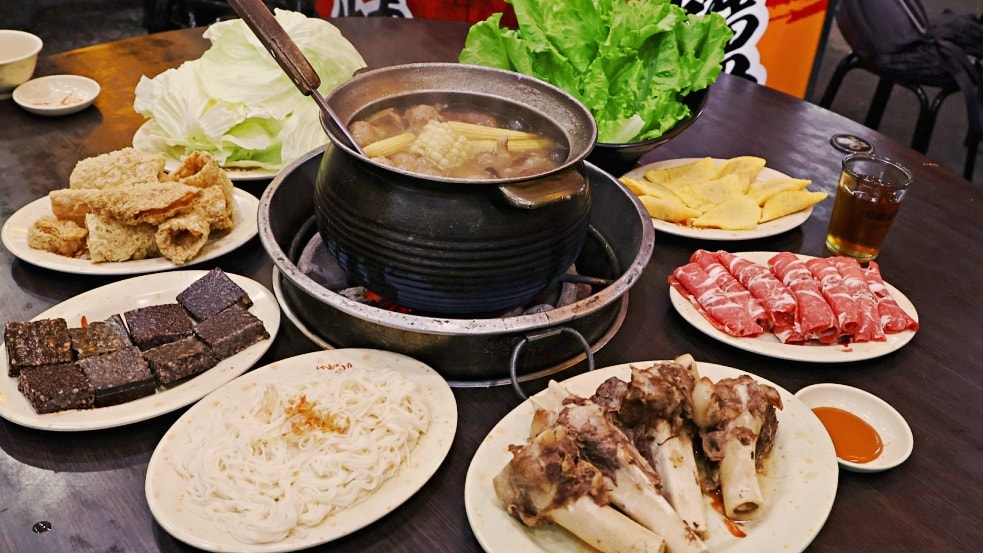 板橋羊肉爐|疆山炭燒羊肉爐板橋店——無羶味湯頭溫潤甘甜,華江橋下人氣新北羊肉爐 - 第14張圖 疆山羊肉爐板橋店