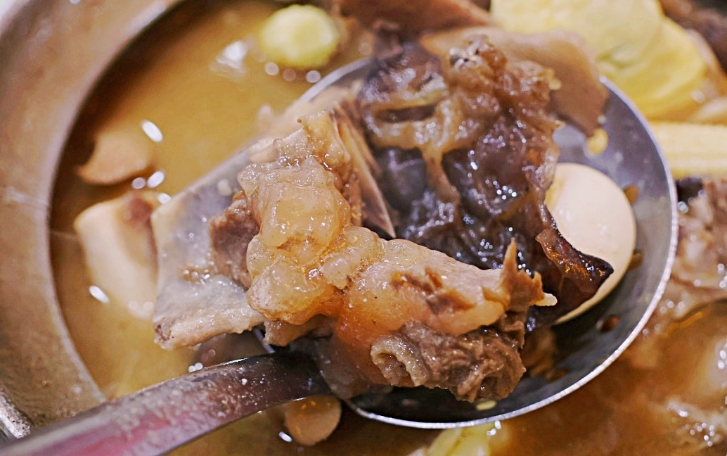板橋羊肉爐|疆山炭燒羊肉爐板橋店——無羶味湯頭溫潤甘甜,華江橋下人氣新北羊肉爐 - 第17張圖