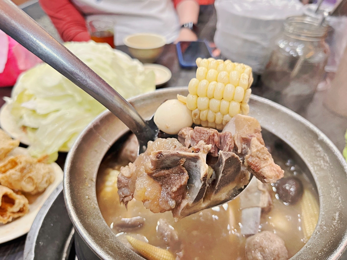 板橋羊肉爐|疆山炭燒羊肉爐板橋店——無羶味湯頭溫潤甘甜,華江橋下人氣新北羊肉爐 - 第18張圖