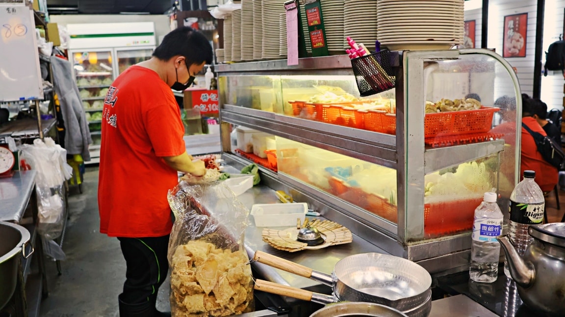 板橋羊肉爐|疆山炭燒羊肉爐板橋店——無羶味湯頭溫潤甘甜,華江橋下人氣新北羊肉爐 - 第7張圖