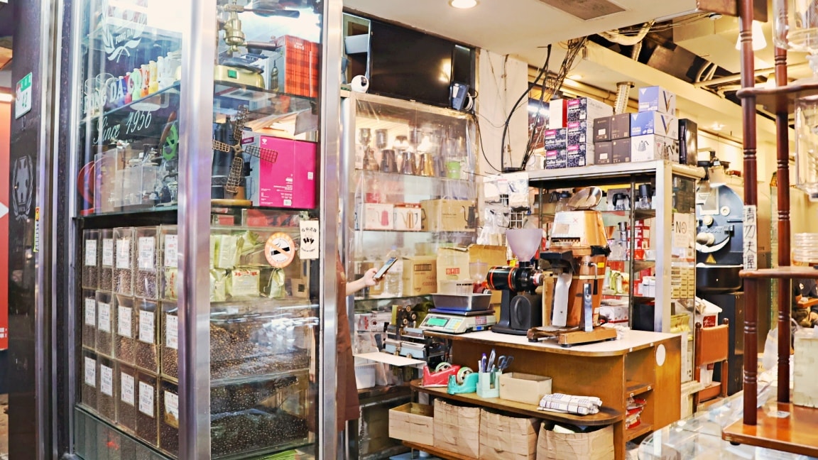 西門町咖啡老店|蜂大咖啡—1956創立,自烘咖啡豆,推薦台北伴手禮合桃酥雞仔餅與鮑魚酥 - 第3張圖