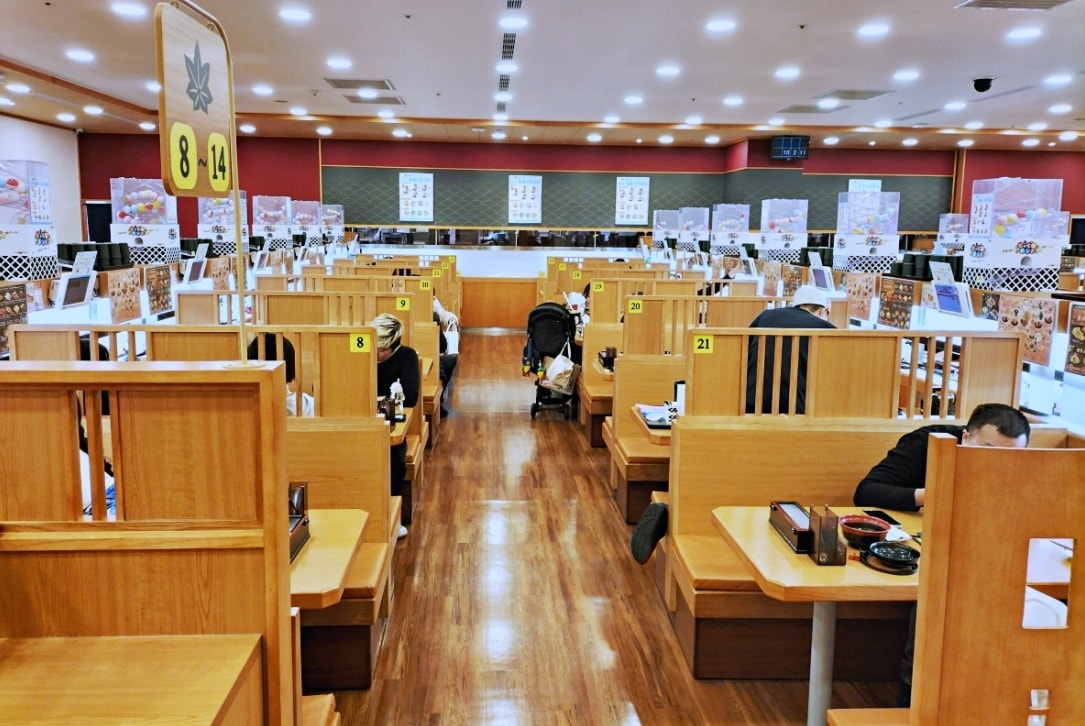 裕隆城壽司|くら寿司 藏壽司 新店威秀裕隆店——平價豐富,寬敞舒適 - 第7張圖