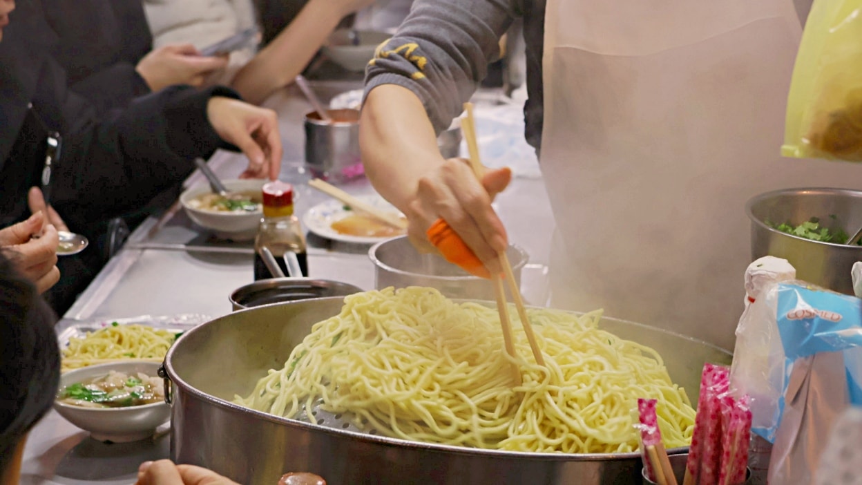 基隆大麵炒｜花枝焿·大麵炒評論：吃3碗的60年老店，郭台銘愛店