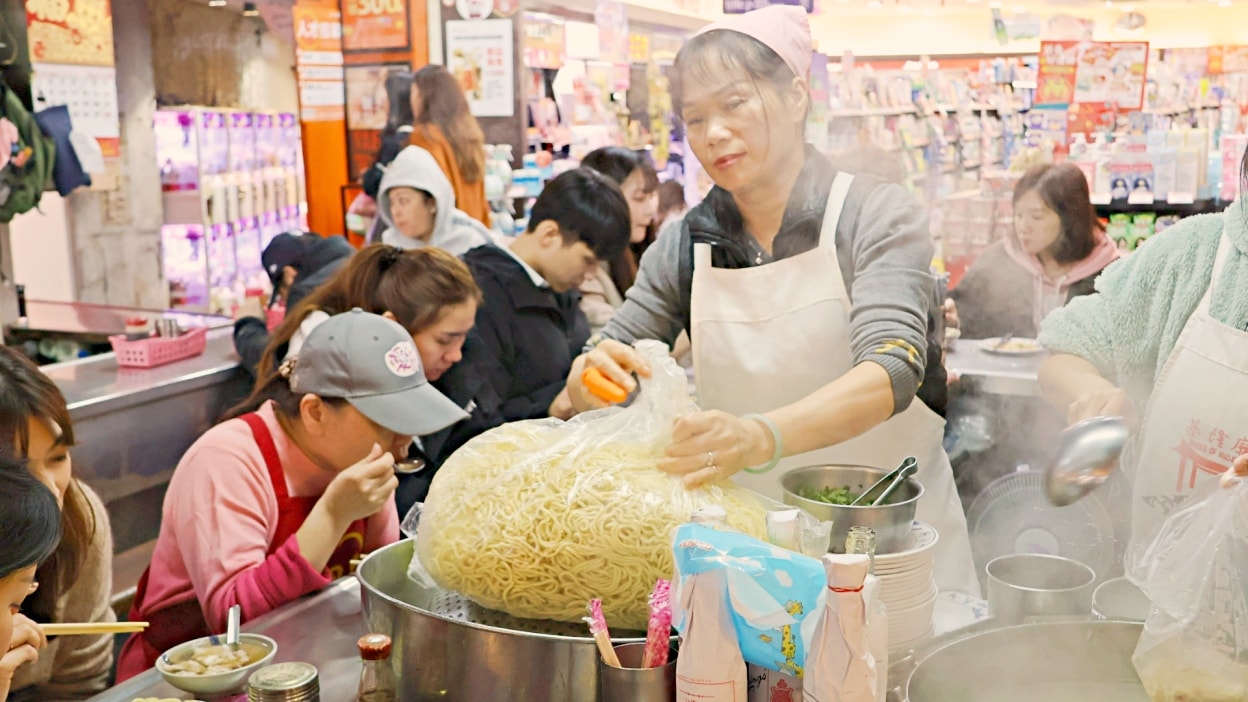 基隆大麵炒｜花枝焿·大麵炒評論：吃3碗的60年老店，郭台銘愛店