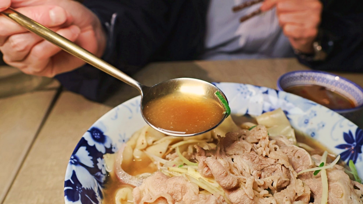 新店牛肉麵|功夫豬私廚好麵評論——獨家秘製湯頭,大坪林眷村懷舊風特色餐廳 - 第17張圖