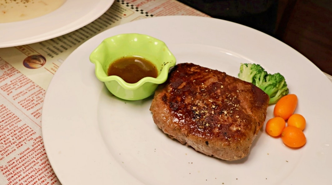 台北巨無霸漢堡|Huge Burger——士林夜市超過20公分的大漢堡,菜單豐富 - 第16張圖