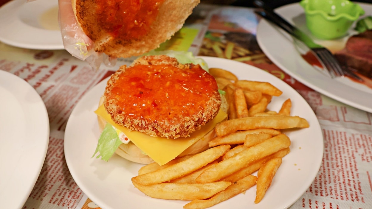 台北巨無霸漢堡|Huge Burger——士林夜市超過20公分的大漢堡,菜單豐富 - 第27張圖