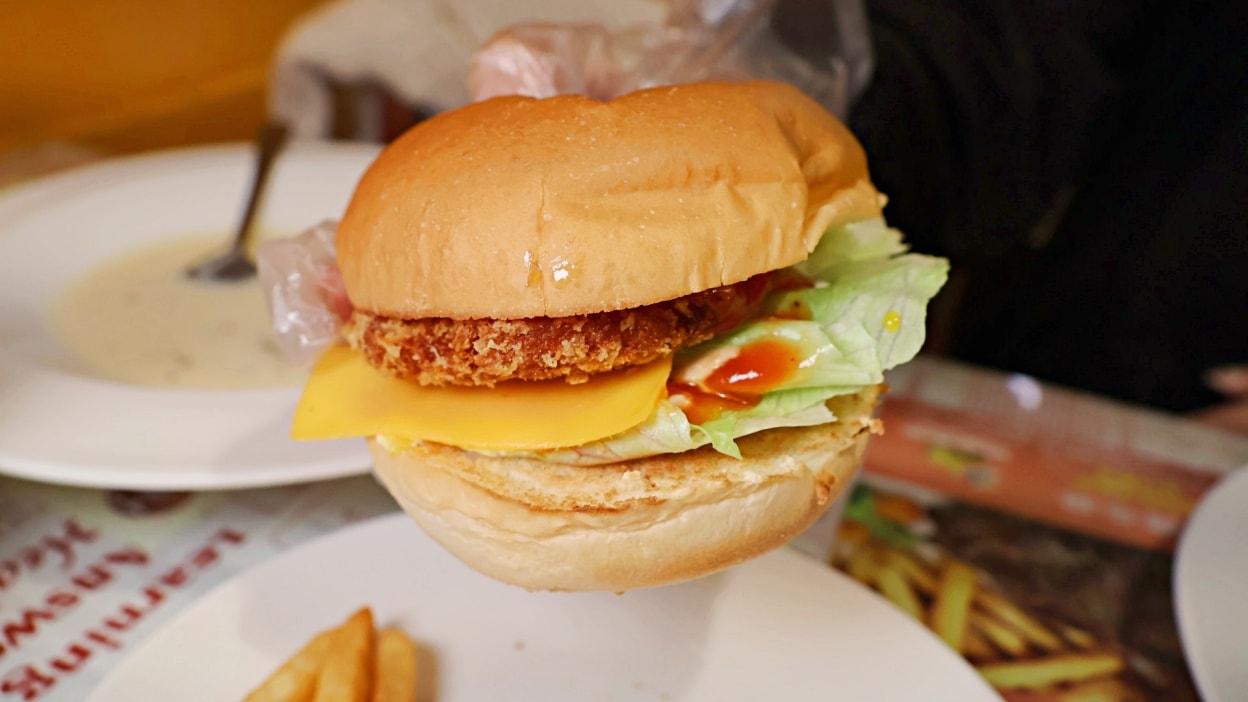 台北巨無霸漢堡|Huge Burger——士林夜市超過20公分的大漢堡,菜單豐富 - 第28張圖