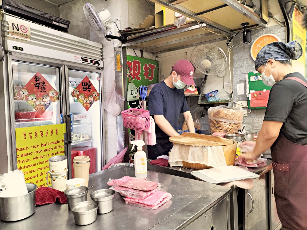 台北車站小吃|飯糰霸:時時排隊的巨無霸飯糰,俗夠大碗 - 第6張圖