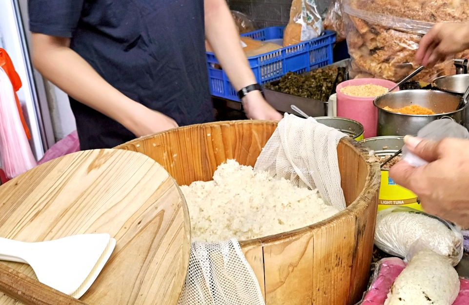 台北車站小吃|飯糰霸:時時排隊的巨無霸飯糰,俗夠大碗 - 第12張圖
