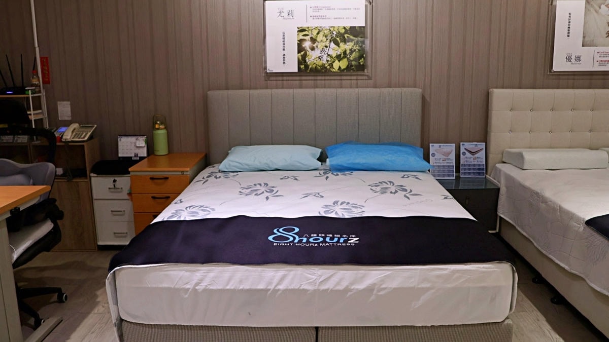 新北床墊推薦｜八鐘頭睡眠名床新莊門市：台灣製無毒水性膠&中鋼獨立筒，真材實料工廠直營