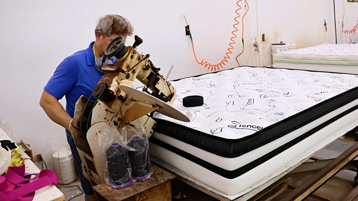 新北床墊推薦｜八鐘頭睡眠名床新莊門市：台灣製無毒水性膠&中鋼獨立筒，真材實料工廠直營