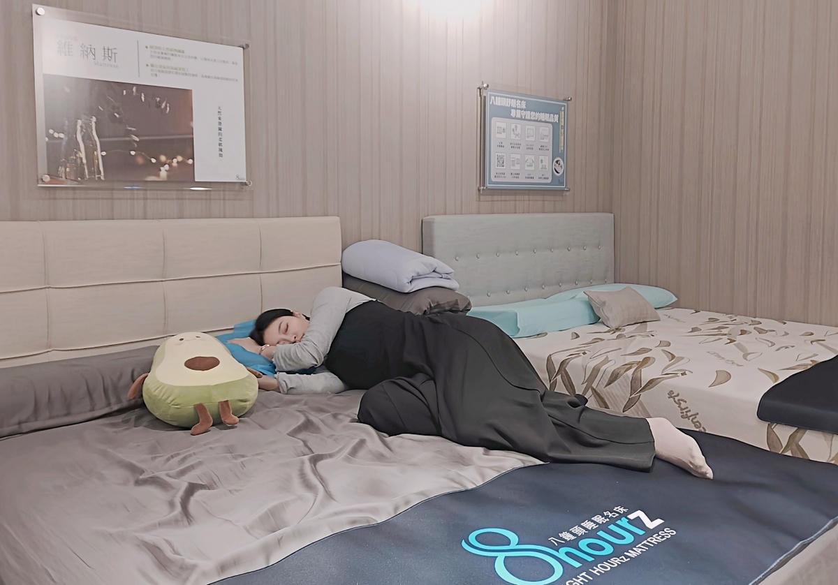 新北床墊推薦｜八鐘頭睡眠名床新莊門市：台灣製無毒水性膠&中鋼獨立筒，真材實料工廠直營